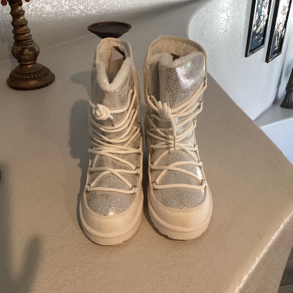 Forever Women Winter Outdoor Boots, Size 8, Color White - Picture 1 of 3